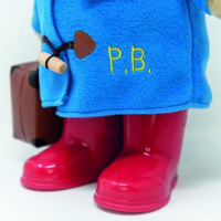 Ours Paddington classique avec bottes et valise
